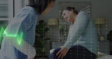 Çeşitli kadın fizyoterapist ve hasta üzerinde tıbbi veri işleme animasyonu. Küresel tıp, bağlantılar, hesaplama ve veri işleme kavramı dijital olarak oluşturulmuş video.