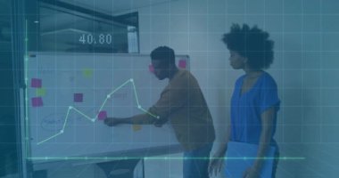 İş verisi animasyonu, iş arkadaşlarının beyaz tahtada projeyi tartışması üzerine. Takım çalışması, işbirliği, strateji, beyin fırtınası, sunum, analitik