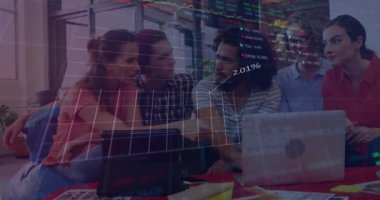 Muhtelif meslektaşların ofiste iş görüşmesi üzerine finansal veri işleme animasyonu. Küresel iş, finans, bilgisayar ve dijital arayüz kavramı dijital olarak oluşturulmuş video.