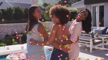 Medya simgelerinin farklı kadın arkadaşlarla kucaklaşması üzerine animasyonu. Sosyal medya, arkadaşlık, teknoloji ve dijital arayüz konsepti dijital olarak oluşturulmuş video.