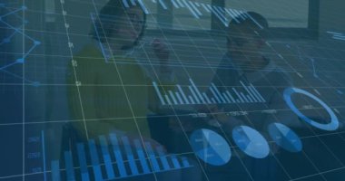 Ofisteki çeşitli iş adamları üzerinde finansal veri işleme animasyonu. Küresel finans, iş, bağlantılar, hesaplama ve veri işleme kavramı dijital olarak oluşturulmuş video.