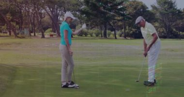 Golf sahasında golf sopası taşıyan beyaz golf oyuncuları üzerinde dijital veri işleme animasyonu. Küresel spor, bağlantılar, hesaplama ve veri işleme kavramı dijital olarak oluşturulmuş video.