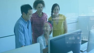 Ofisteki çeşitli iş adamları üzerinde finansal veri işleme animasyonu. Küresel finans, iş, bağlantılar, hesaplama ve veri işleme kavramı dijital olarak oluşturulmuş video.