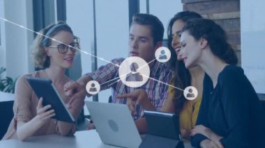 Ofiste iş tartışması yapan farklı meslektaşların ikonlarıyla bağlantı ağının animasyonu. Küresel iş, bağlantılar ve dijital arayüz kavramı dijital olarak oluşturulmuş video.