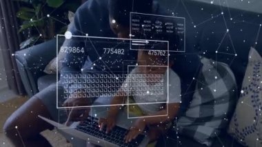 Bağlantılar ve veri işleme animasyonları, dizüstü bilgisayarla Afrikalı Amerikalı baba ve oğul üzerinde. Küresel iletişim, hesaplama, bağlantılar ve dijital arayüz konsepti dijital olarak oluşturulmuş video.