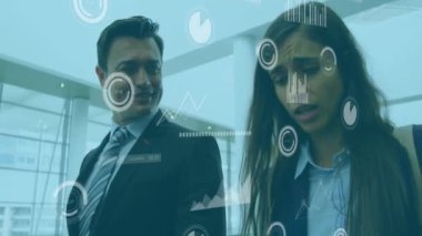 Ofisteki çeşitli iş adamları üzerinde finansal veri işleme animasyonu. Küresel finans, iş, bağlantılar, hesaplama ve veri işleme kavramı dijital olarak oluşturulmuş video.