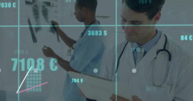 Çeşitli doktorlar üzerinde finansal veri işleme animasyonu. Küresel tıp, bağlantılar, hesaplama ve veri işleme kavramı dijital olarak oluşturulmuş video.