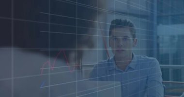 Muhtelif meslektaşların ofiste iş görüşmesi üzerine finansal veri işleme animasyonu. Küresel iş, finans, bilgisayar, iletişim ve dijital arayüz kavramı dijital olarak oluşturulmuş video.