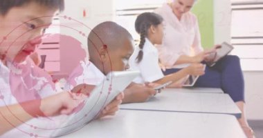 Sınıfta üzerinde veri analizi animasyonu olan tabletler kullanan çocuklar. Teknoloji, eğitim, dijital, öğrenme, etkileşimli