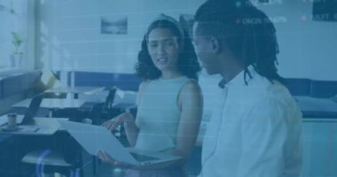 Muhtelif meslektaşların ofiste iş görüşmesi üzerine finansal veri işleme animasyonu. Küresel iş, finans, bilgisayar ve dijital arayüz kavramı dijital olarak oluşturulmuş video.