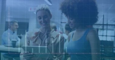 Pembe veri içeren grafikler, meslektaşların ofiste tablet tartışmalarını gösteriyor. İş, takım çalışması, işbirliği, teknoloji, istatistik