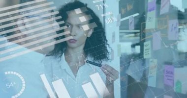 Ofiste tartışan iş adamlarının veri ve grafiklerinin analizi. Beyin fırtınası, takım çalışması, veri analizi, toplantı, işbirliği, şirket