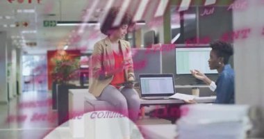 Ofisteki çeşitli iş adamları üzerinde finansal veri işleme animasyonu. Küresel finans, iş, bağlantılar, hesaplama ve veri işleme kavramı dijital olarak oluşturulmuş video.