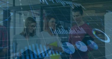 Ofisteki çeşitli iş adamları üzerinde finansal veri işleme animasyonu. Küresel finans, iş, bağlantılar, hesaplama ve veri işleme kavramı dijital olarak oluşturulmuş video.