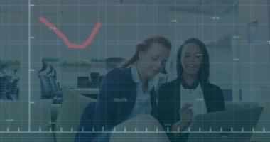 Ofisteki çeşitli iş adamları üzerinde finansal veri işleme animasyonu. Küresel finans, iş, bağlantılar, hesaplama ve veri işleme kavramı dijital olarak oluşturulmuş video.