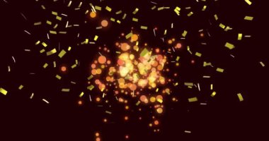 Parlayan parçacıklar ve konfeti koyu arkaplanda yüzüyor. Kutlama, şenlik, ışıltı, ışıltı, soyut, ışıltı