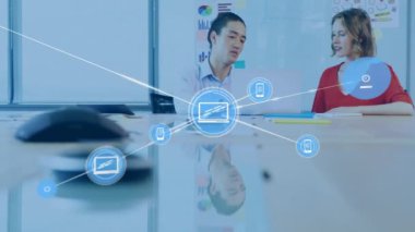 Ofisteki çeşitli iş adamları üzerinde aygıt simgeleriyle bağlantı ağının animasyonu. Küresel finans, iş, bağlantılar, hesaplama ve veri işleme kavramı dijital olarak oluşturulmuş video.