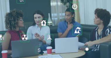 Ofisteki çeşitli iş adamları üzerinde ekolojik ikonlar ve veri işleme animasyonları. Küresel finans, iş, bağlantılar, hesaplama ve veri işleme kavramı dijital olarak oluşturulmuş video.