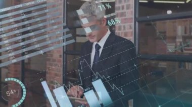 Çeşitli iş adamlarının el sıkışması üzerine finansal veri işleme animasyonu. Küresel finans, iş, bağlantılar, hesaplama ve veri işleme kavramı dijital olarak oluşturulmuş video.