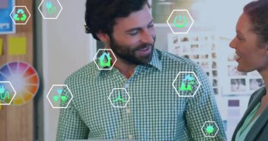 Ofisteki tablet kullanılarak farklı meslekdaşlar üzerinde ekoloji simgelerinin canlandırılması. İş, teknoloji ve dijital arayüz kavramı dijital olarak oluşturuldu.