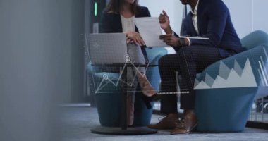 Muhtelif meslektaşların ofiste iş görüşmesi üzerine finansal veri işleme animasyonu. Küresel iş, finans, bilgisayar, iletişim ve dijital arayüz kavramı dijital olarak oluşturulmuş video.