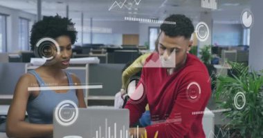 Muhtelif meslektaşların ofiste iş görüşmesi üzerine finansal veri işleme animasyonu. Küresel iş, finans, bilgisayar ve dijital arayüz kavramı dijital olarak oluşturulmuş video.