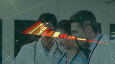 Tıbbi tabloları, veri analizi animasyonları hastanede örtüşen doktorları tartışıyoruz. Sağlık, takım çalışması, teknoloji.