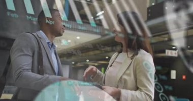 Muhtelif meslektaşların ofiste iş görüşmesi üzerine finansal veri işleme animasyonu. Küresel iş, finans, bilgisayar ve dijital arayüz kavramı dijital olarak oluşturulmuş video.