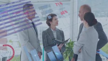 Muhtelif meslektaşların ofiste iş görüşmesi üzerine finansal veri işleme animasyonu. Küresel iş, finans, bilgisayar ve dijital arayüz kavramı dijital olarak oluşturulmuş video.