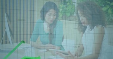 Ofisteki çeşitli iş adamları üzerinde finansal veri işleme animasyonu. Küresel finans, iş, bağlantılar, hesaplama ve veri işleme kavramı dijital olarak oluşturulmuş video.