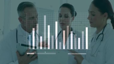 Baro çizelgesi ve veri analizi hastanede tartışan doktorlarla ilgili. Sağlık, takım çalışması, analitik, araştırma, işbirliği, teknoloji