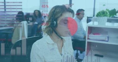 Ofisteki telefon kulaklığı kullanan Kafkas iş kadınının finansal veri işleme animasyonu. Küresel iş, finans, bilgisayar ve dijital arayüz kavramı dijital olarak oluşturulmuş video.