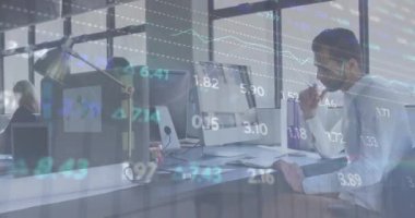 Kafkas işadamının ofisindeki finansal veri işleme animasyonu. Küresel finans, iş, bağlantılar, hesaplama ve veri işleme kavramı dijital olarak oluşturulmuş video.