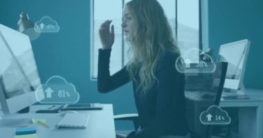 Kafkas iş kadınlarının bilgisayar kullanarak yüzde yüz büyüyen bulutların animasyonu. Küresel finans, iş, bağlantılar, bulut hesaplama ve veri işleme kavramı dijital olarak oluşturulmuş video.