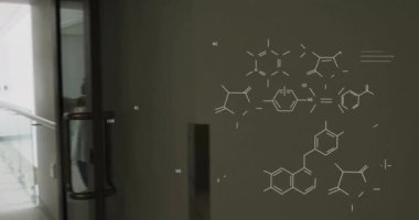 Hastanedeki çeşitli doktor ve hastalar üzerinde bilimsel veri işleme animasyonu. Küresel tıp, bağlantılar, hesaplama ve veri işleme kavramı dijital olarak oluşturulmuş video.