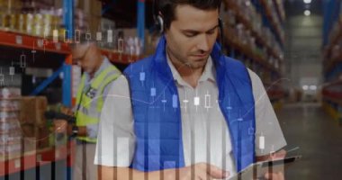 Depodaki finansal veri işleme ve çeşitli işçilerin animasyonu. Dijital olarak oluşturulan küresel finans, dağıtım, gönderme, bilgisayar ve dijital arayüz kavramı.