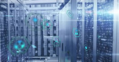 Bilgisayar sunucuları üzerinden eko simgelerin ve dijital veri işlemlerinin animasyonu. Dijital olarak oluşturulmuş küresel bağlantılar, hesaplama ve veri işleme kavramı.