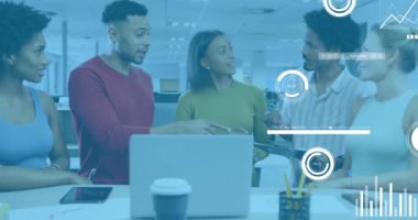 Ofisteki çeşitli iş adamları üzerinde finansal veri işleme animasyonu. Küresel finans, iş, bağlantılar, hesaplama ve veri işleme kavramı dijital olarak oluşturulmuş video.