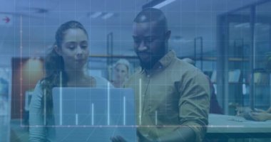 Muhtelif meslektaşların ofiste iş görüşmesi üzerine finansal veri işleme animasyonu. Küresel iş, finans, bilgisayar ve dijital arayüz kavramı dijital olarak oluşturulmuş video.