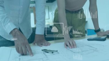 Ofisteki çeşitli iş adamları üzerinde finansal veri işleme animasyonu. Küresel finans, iş, bağlantılar, hesaplama ve veri işleme kavramı dijital olarak oluşturulmuş video.