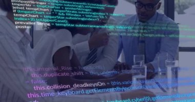 Ofisteki çeşitli iş adamları üzerinde finansal veri işleme animasyonu. Küresel finans, iş, bağlantılar, hesaplama ve veri işleme kavramı dijital olarak oluşturulmuş video.