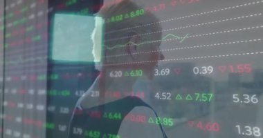 Kafkasyalı iş kadınıyla ilgili finansal veri işleme animasyonu. Küresel finans, iş, bağlantılar, hesaplama ve veri işleme kavramı dijital olarak oluşturulmuş video.