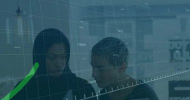 Muhtelif meslektaşların ofiste iş görüşmesi üzerine finansal veri işleme animasyonu. Küresel iş, finans, bilgisayar ve dijital arayüz kavramı dijital olarak oluşturulmuş video.