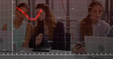 Muhtelif meslektaşların ofiste iş görüşmesi üzerine finansal veri işleme animasyonu. Küresel iş, finans, bilgisayar ve dijital arayüz kavramı dijital olarak oluşturulmuş video.