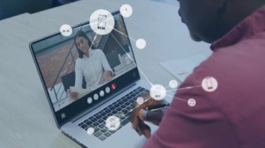 Dizüstü bilgisayar kullanarak Afro-Amerikan iş adamlarıyla bağlantı ağının animasyonu. Küresel iş, finans, bağlantılar ve dijital arayüz konsepti dijital olarak oluşturulmuş video.