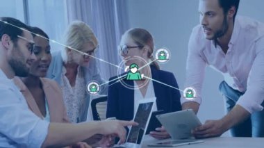 Ofiste iş tartışması yapan farklı meslektaşların ikonlarıyla bağlantı ağının animasyonu. Küresel iş, bağlantılar ve dijital arayüz kavramı dijital olarak oluşturulmuş video.