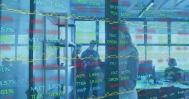 Kafkasyalı iş kadınının ofiste kahve içmesi üzerine finansal veri işleme animasyonu. Küresel iş, finans, bilgisayar ve dijital arayüz kavramı dijital olarak oluşturulmuş video.