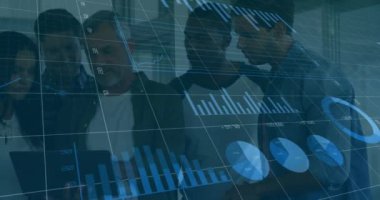 Muhtelif meslektaşların ofiste iş görüşmesi üzerine finansal veri işleme animasyonu. Küresel iş, finans, bilgisayar, iletişim ve dijital arayüz kavramı dijital olarak oluşturulmuş video.