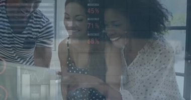 Ofisteki çeşitli iş adamları üzerinde finansal veri işleme animasyonu. Küresel finans, iş, bağlantılar, hesaplama ve veri işleme kavramı dijital olarak oluşturulmuş video.