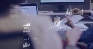 Ofisteki çeşitli iş adamları üzerinde veri işleme animasyonu. Küresel finans, iş, bağlantılar, hesaplama ve veri işleme kavramı dijital olarak oluşturulmuş video.